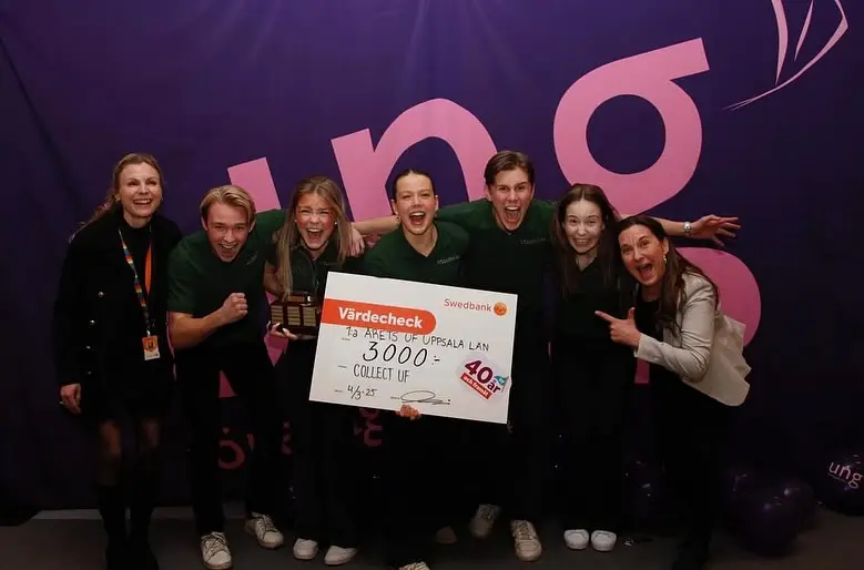 Collect UF firar vinsten som Årets UF-företag i Uppsala län på UF-mässan, glada med en prischeck på 3000 kronor i händerna.