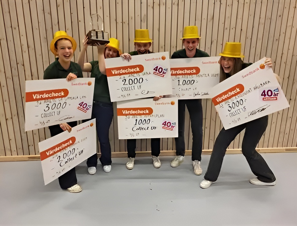 Collect UF:s team firar sina vinster på UF-mässan, poserande med fem prischeckar och pokal, alla iförda gula hattar och stora leenden.
