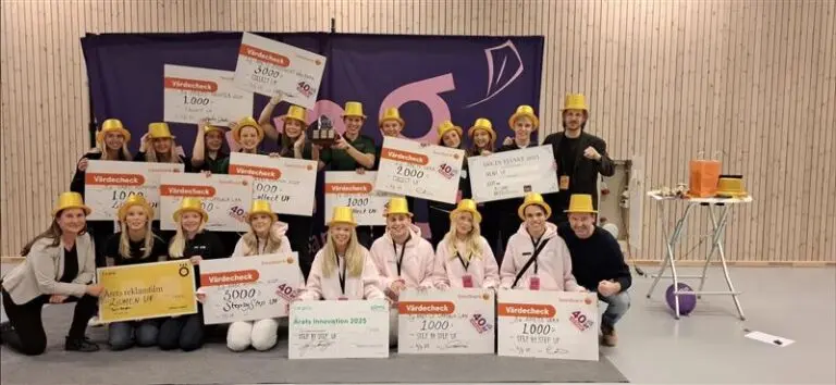 Alla UF-företag från Fridegårdsgymnasiet, inklusive Collect UF, samlade efter UF-mässan 2025 – poserar glada med sina prischeckar och gula hattar framför mässans backdrop.